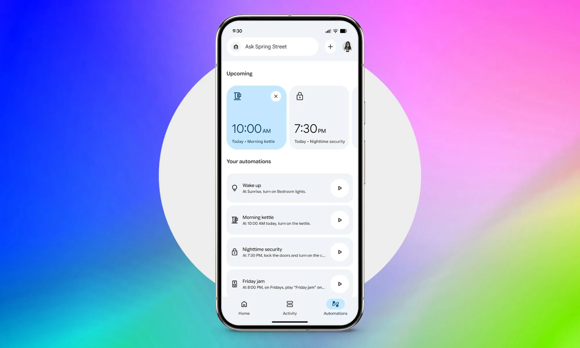 Screenshot der Registerkarte „Google Home Automations“ auf einem Hintergrund mit Farbverlauf