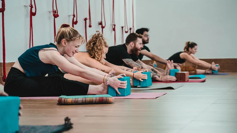 Iyengar Yoga: Warum ein bisschen Präzision im Yoga so viel bewirkt - FindeDeinYoga.org