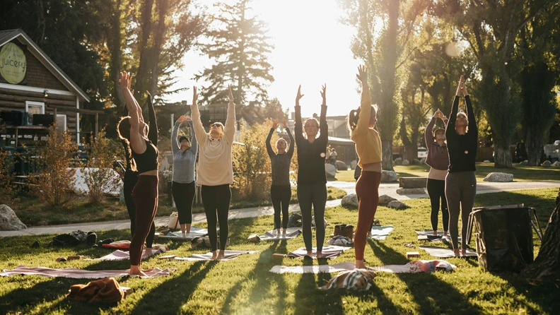 Jivamukti Yoga – wenn Asanas, Musik und Ethik zusammenfinden - FindeDeinYoga.org