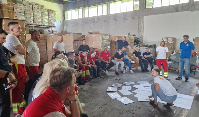 Austausch zum Thema EMT-Konzept und -Setup im Lager des Roten Kreuzes der Förderation Bosnien und Herzegowina.
