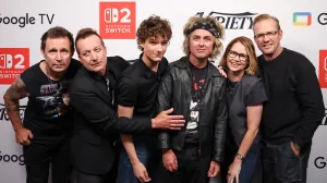Mike Dirnt, Tré Cool, Mason Thames, Billie Joe Armstrong, Jenna Fischer und Lee Kirk von "Nimrods" im Variety Studio in San Diego im The Pendry am 24. Juli 2026 in San Diego, Kalifornien. (Foto von Katie Jones/Variety über Getty Images)